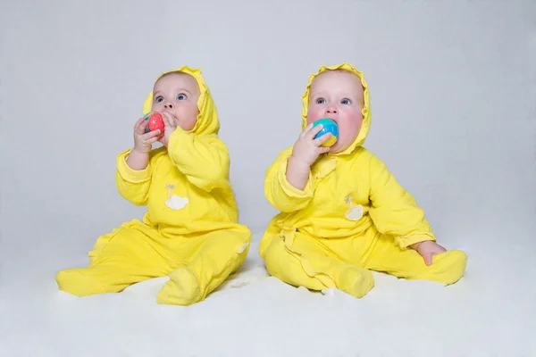 aynı sarı elbiseli iki sevimli küçük kız