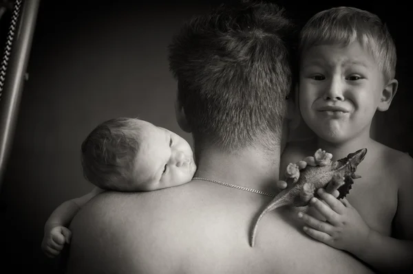 Retrato de un padre y una hija e hijo recién nacidos Imagen de archivo