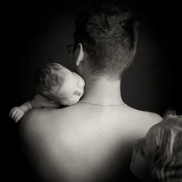 Портрет сім'ї з новонародженим Стокове Фото