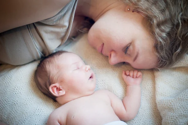刚出生的女儿与母亲的肖像 免版税图库图片
