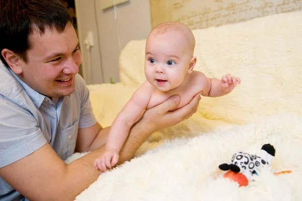 Papá mantiene a su pequeña hija en sus brazos. Fotos De Stock Sin Royalties Gratis