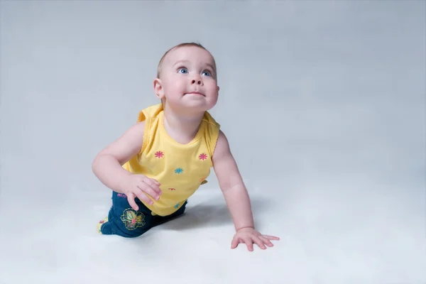 Bonito bebê rastejando Fotos De Bancos De Imagens