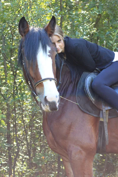 Menina e cavalo . — Fotografia de Stock