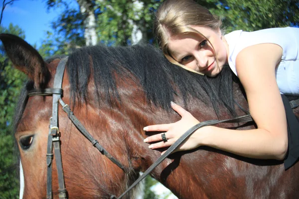 Meisje en paard. gefotografeerd door een lens het Zenit. — Stockfoto