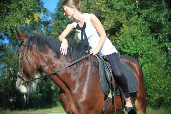 Девушка и лошадь. Фотография сделана объективом Зенит . — стоковое фото