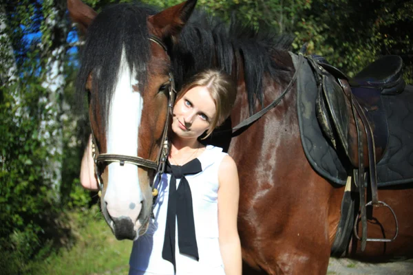 Tjej och häst. fotograferad av en lins Zenit. — Stockfoto