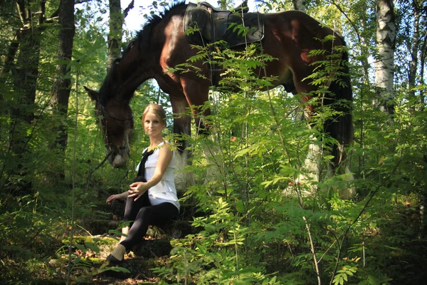 Ragazza e cavallo. Fotografato da una lente lo Zenith . — Foto Stock