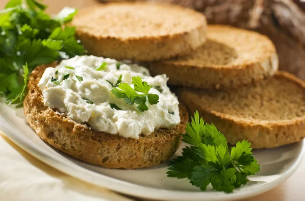 Quark mit Brot — Stockfoto