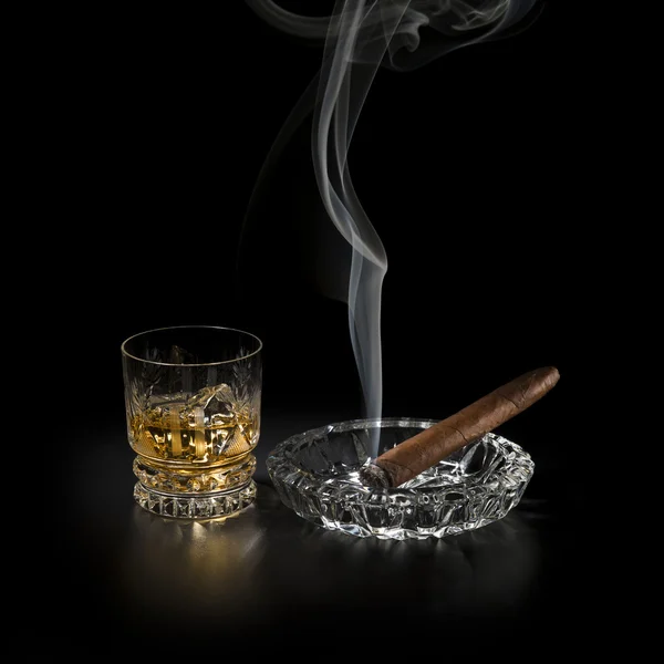 Whisky och cigarr — Stockfoto