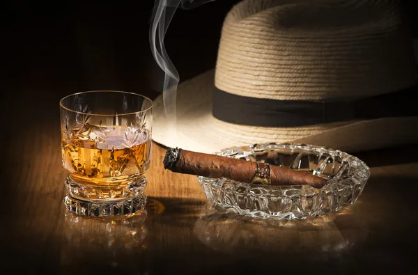 Whisky och cigarr — Stockfoto