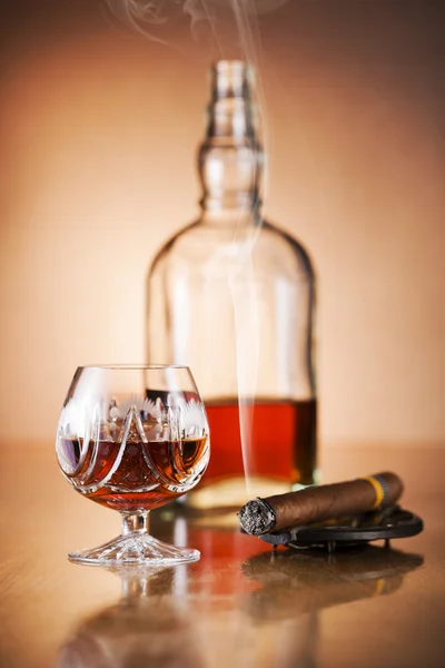 Cognac und Zigarre — Stockfoto