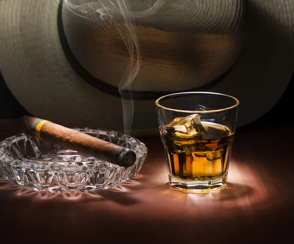 Rum and cigar — Stock Photo, Image