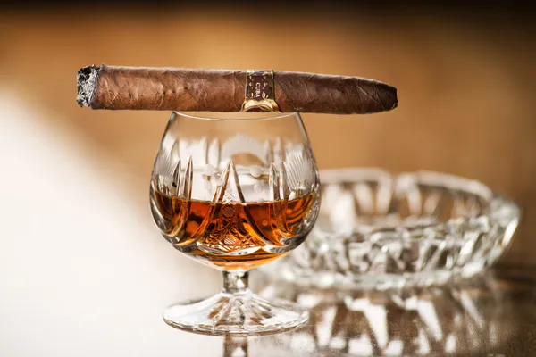 Cognac en een sigaar — Stockfoto