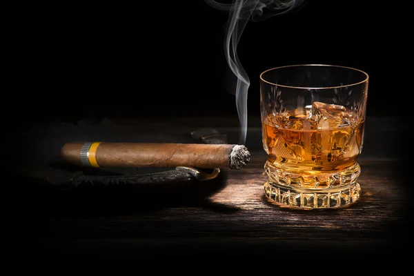 Whisky i cygara — Zdjęcie stockowe