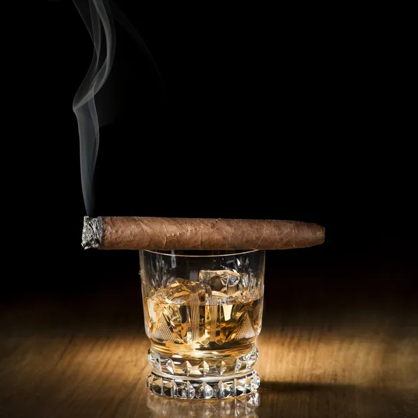 Whiskey and cigar — Stock Photo, Image