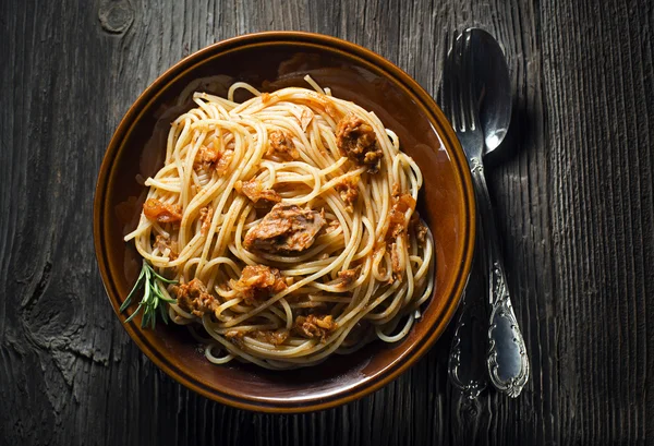 Spaghetti wit tonijn — Stockfoto