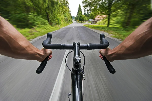 Fietsen over de weg — Stockfoto