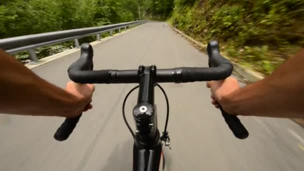 Fietsen over de weg — Stockvideo