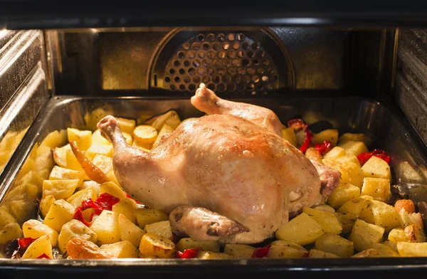 Курица в духовке — стоковое фото