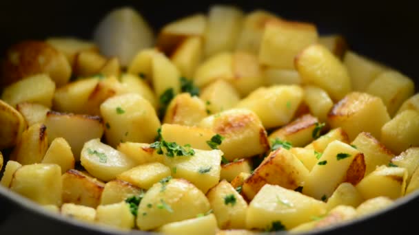 Картофель жареный — стоковое видео
