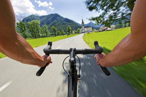 Fietsen over de weg — Stockfoto