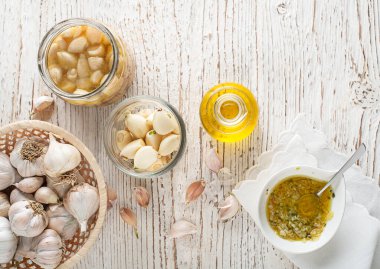 Sarımsak aromalı yağ, infüzyon şişesi ve sarımsak karanfili. Sarımsak pişirme