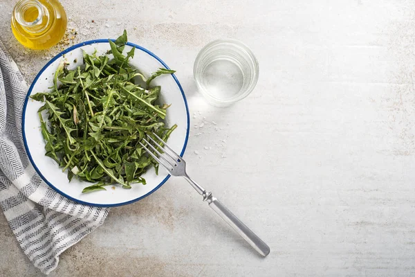 Ensalada Diente León Fresco Con Aderezo Comida Saludable Primavera — Foto de Stock