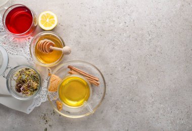 Bitki çayı, yeşil çay, gri arka planda çay fincanlarında meyve çayı.