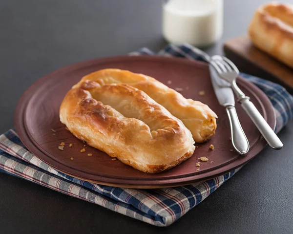 가루로 치즈파이는 요구르트와 내놓았습니다 Traditional Burek Balkans Phyllo Pastry Pie — 스톡 사진