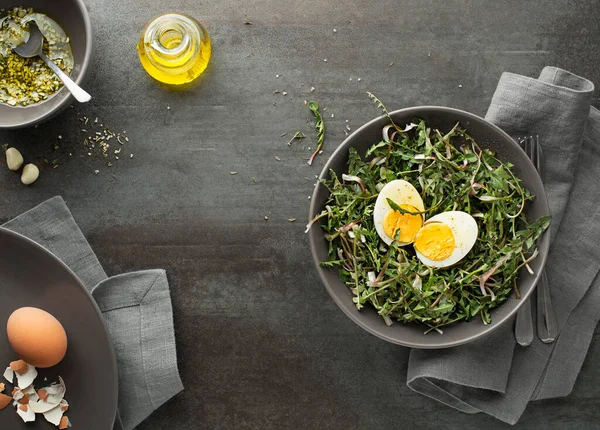 新鲜的春绿蒲公英色拉 鸡蛋放在盘子里 — 图库照片