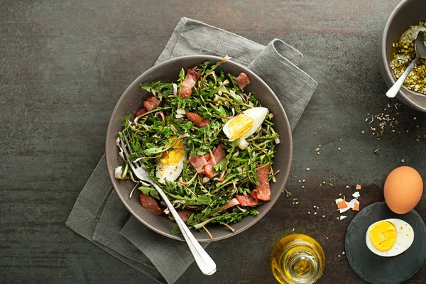 Ensalada Diente León Fresco Con Tocino Huevos Sobre Fondo Gris — Foto de Stock