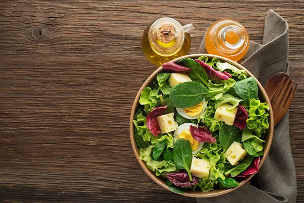 Ensaladas Verdes Saludables Con Huevo Fresco Queso Sobre Fondo Madera —  Fotos de Stock