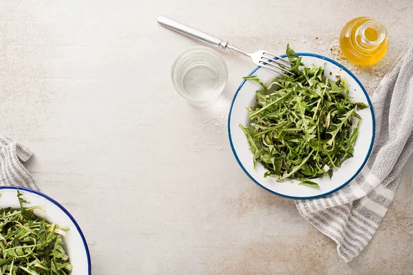 Insalata Tarassaco Fresca Con Condimento Sano Pasto Primavera — Foto Stock