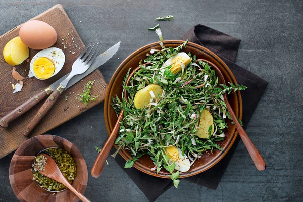 Insalata Tarassaco Sana Con Patate Uova Sfondo Grigio Vicino — Foto Stock