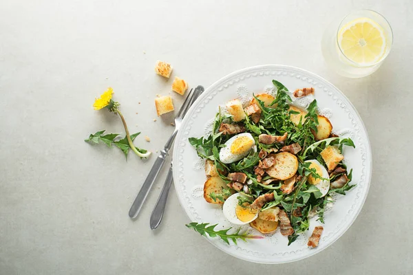 Löwenzahnsalat Mit Eiern Kartoffelspeck Und Croutons Auf Grauem Hintergrund — Stockfoto