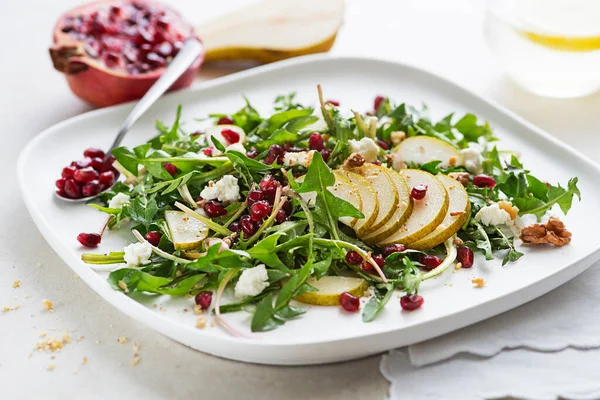 Ensalada Diente León Saludable Con Fruta Pera Granada Queso Fresco —  Fotos de Stock