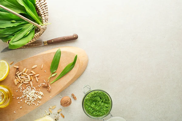 Taze Ramson Sarımsaklı Pesto Yapıyorum Sağlıklı Bahar Yemekleri Konsepti — Stok fotoğraf