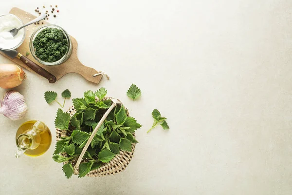 Pesto Ortiga Para Cocinar Comida Saludable Sobre Fondo Gris Primavera —  Fotos de Stock
