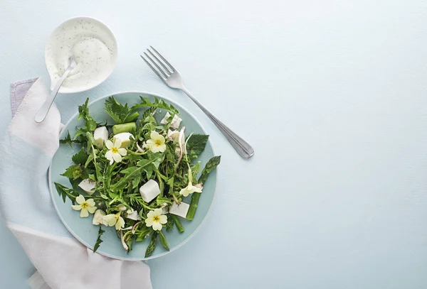 Salada Primavera Com Dente Leão Espargos Flores Urtiga Queijo Creme — Fotografia de Stock