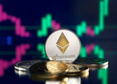 Altcoin ve kripto para yatırım konsepti. Ethereum kripto para birimleri. Kripto para değişimi ticareti. Altcoin döviz kurlarındaki eğilimler. Bitcoin ve alt madeni paraların yükselme ve düşme grafikleri.