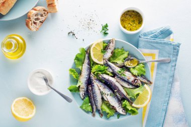 Limon ve otlar ile ızgara sardalye yakın. Sağlıklı vejetaryen balık unu