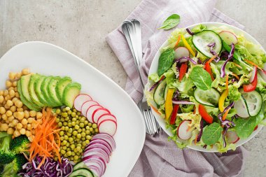 Sağlıklı vejetaryen yemek kaseleri. Taze ve pişmiş sebzeli sebze salatası.