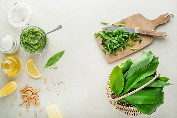 Taze Ramson Sarımsaklı Pesto Yapıyorum Sağlıklı Bahar Yemekleri Konsepti — Stok fotoğraf