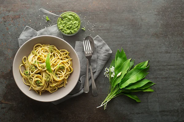 Ramson 'la taze makarna yapmak ya da yabani sarımsaklı pesto. Sağlıklı bahar yemekleri konsepti