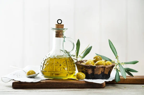 Olive Oil Bottle Olive Branch Pickled Green Olives Wooden Table — Stock Fotó