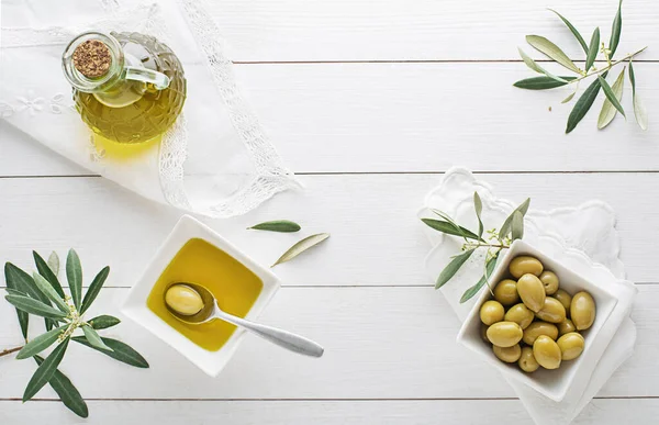 Olive Oil Bottle Olives Olive Branch Wooden Table — Foto de Stock