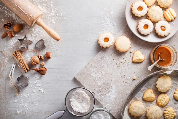 すべての形や大きさのカットアウト砂糖クッキーを作り お祝いと料理のコンセプト ストック画像