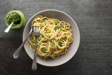 Fesleğen soslu taze makarna. Sağlıklı gıda konsepti