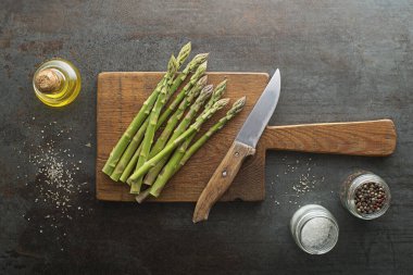 Taze yeşil kuşkonmaz. Sağlıklı yemek pişirmek. Bir sürü yeşil kuşkonmaz, üst görüntü...