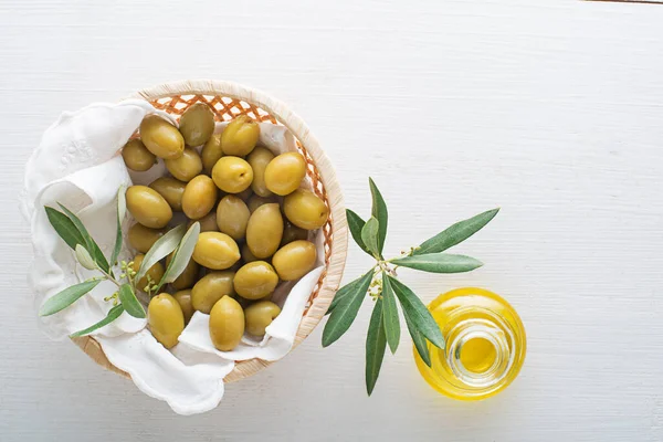 Bouteille Huile Olive Olives Avec Branche Dans Panier Sur Table — Photo